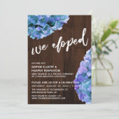 Rustikales Holz und blaues Hydrangea haben wir ent Einladung (Stehend Vorderseite)