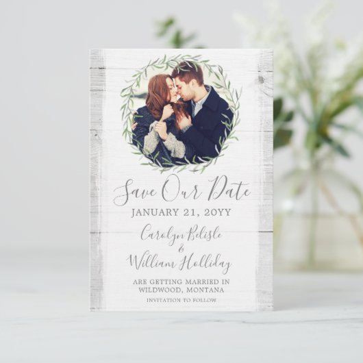 Rustikales Holz und botanischer Leaf-Kranz Save th Einladung (Stehend Vorderseite)