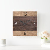 Rustikales Holz- und Burlap-Bauernhaus Quadratische Wanduhr (Zuhause)