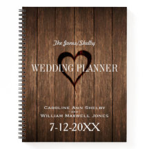 Rustikales Holz und eingraviertes Herz Hochzeitspl