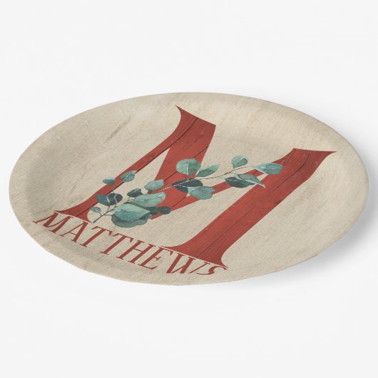 Rustikales Holz und Eukalyptus Letter M Personalis Pappteller (Schrägansicht)