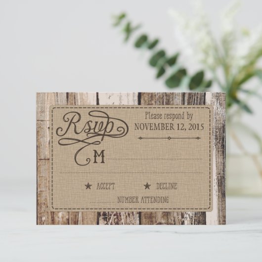 Rustikales Holz und Herz-Entzücken RSVP-Karte RSVP Karte (Stehend Vorderseite)