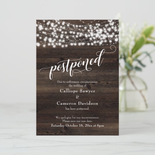 Rustikales Holz und Lichter - Hochzeitskarte aufge Einladung (Stehend Vorderseite)