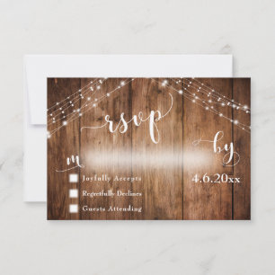 Rustikales Holz und Lichter mit Hochzeitskalligrap RSVP Karte