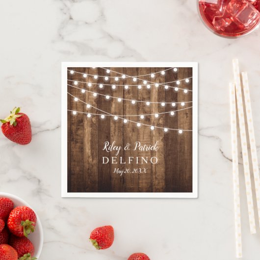 Rustikales Holz und milde Lichter Hochzeitscocktai Serviette (Beispiel)