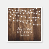 Rustikales Holz und milde Lichter Hochzeitscocktai Serviette (Vorderseite)