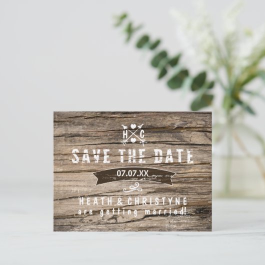 Rustikales Holz und Pfeile "SAVE THE DATE" Postkar Ankündigungspostkarte (Stehend Vorderseite)
