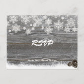 Rustikales Holz und Schneeflocken Hochzeit RSVP Po Einladungspostkarte (Vorderseite)