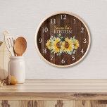 Rustikales Holz und Sonnenblumen Bauernhaus Küche Uhr<br><div class="desc">Rustikales Landhaus Küchenuhr personalisiert mit individuelle Name. Der dunkle Holzfußboden und die Sonnenblumen in Aquarelltönen machen das Hotel zu einem einzigartigen Geschenk für die Wohngestaltung.</div>