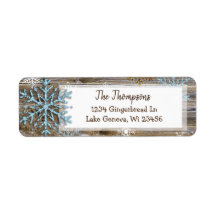 Rustikales Holz und Weihnachtsschneeflocken