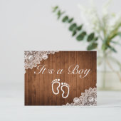Rustikales Holz und weiße Spitzen Es ist ein Junge Ankündigungspostkarte (Stehend Vorderseite)