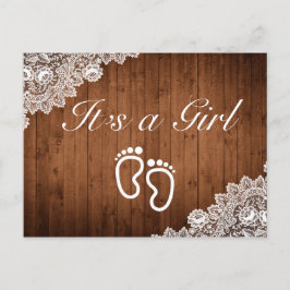 Rustikales Holz und weiße Spitzen Es ist ein Mädch Ankündigungspostkarte