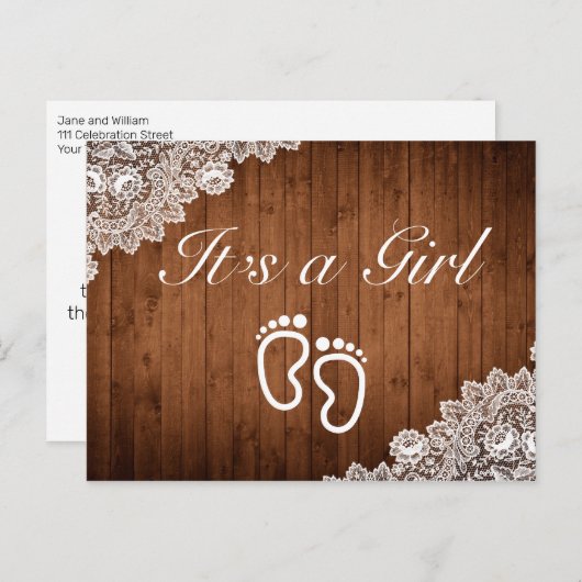 Rustikales Holz und weiße Spitzen Es ist ein Mädch Ankündigungspostkarte (Vorne/Hinten)