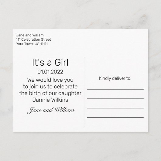 Rustikales Holz und weiße Spitzen Es ist ein Mädch Ankündigungspostkarte (Rückseite)