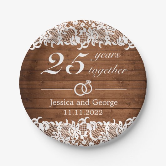 Rustikales Holz und weiße Spitzen Hochzeit Jahrest Pappteller (Vorderseite)