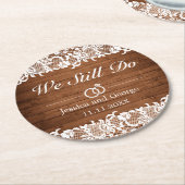 Rustikales Holz und weiße Spitzen Hochzeit Jahrest Runder Pappuntersetzer (Angewinkelt)