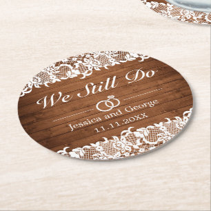 Rustikales Holz und weiße Spitzen Hochzeit Jahrest Runder Pappuntersetzer