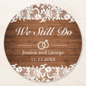 Rustikales Holz und weiße Spitzen Hochzeit Jahrest Runder Pappuntersetzer (Vorderseite)