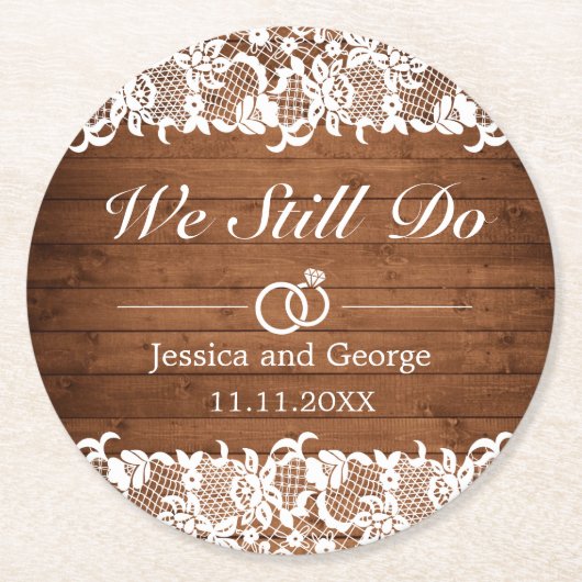 Rustikales Holz und weiße Spitzen Hochzeit Jahrest Runder Pappuntersetzer (Vorderseite)