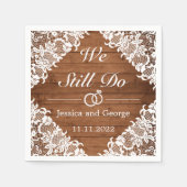 Rustikales Holz und weiße Spitzen Hochzeit Jahrest Serviette (Vorderseite)