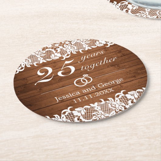 Rustikales Holz und weiße Spitzen Jahrestag Runder Pappuntersetzer (Angewinkelt)