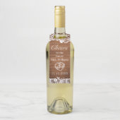 Rustikales Holz und Weißspitzen Brautparty Flaschenanhänger (Auf Flasche)