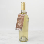 Rustikales Holz und Weißspitzen Brautparty Flaschenanhänger (Angewinkelt)