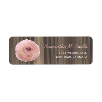 Rustikales Holz und zweifarbige Ranunculus-Blume