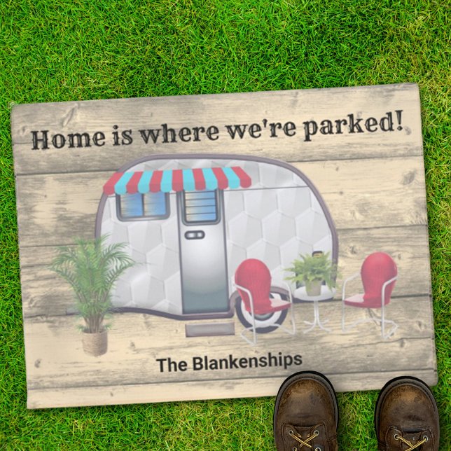 Rustikales Holz Vintag Campingplatz Rote Stühle Ni Fußmatte (Von Creator hochgeladen)