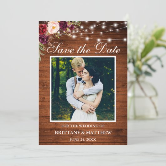 Rustikales Holz Wasserfarbe Burgund Blumenlampen Save The Date (Stehend Vorderseite)