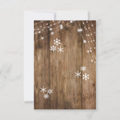 Rustikales Holz, Weiße Lichter und Schneeflocken U RSVP Karte (Rückseite)
