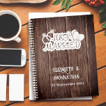 Rustikales Holz White Just Married Elegante Hochze Planer<br><div class="desc">Planen Sie Ihre Trauung mit unserem rustikalen Wood White Just Married Elegant Hochzeitsplaner! Die Vorderseite ist mit einer rustikalen Holzstruktur ausgestattet, die mit einem weißen Logo "Just Married", Herz und Hochzeitsringen verziert ist. Personalisieren Sie es mit den Namen der Braut und des Bräutigams, zusammen mit dem Hochzeitstag in elegantem elegantem...</div>