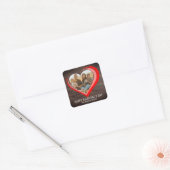 Rustikales Holz Zwei Herzen Foto Glücklicher Valen Quadratischer Aufkleber (Umschlag)