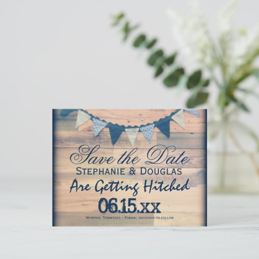 Rustikales Holzbanner Save the Date Postkarten (Stehend Vorderseite)