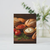 Rustikales Holzbrett mit Kunsthandwerkskäse Postkarte (Stehend Vorderseite)