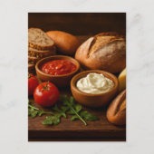 Rustikales Holzbrett mit Kunsthandwerkskäse Postkarte (Vorderseite)