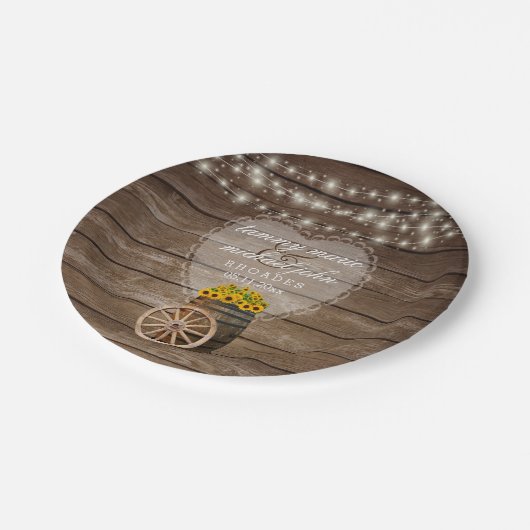Rustikales Holzfass Hochzeit mit Sonnenblumen Pappteller (Schrägansicht)