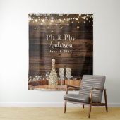 Rustikales Holzfass Lights Champagne & Babys Atem Wandteppich (Beispiel)