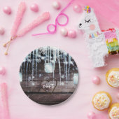 Rustikales Holzfass & Lights Winterstall Hochzeit Pappteller (Party)