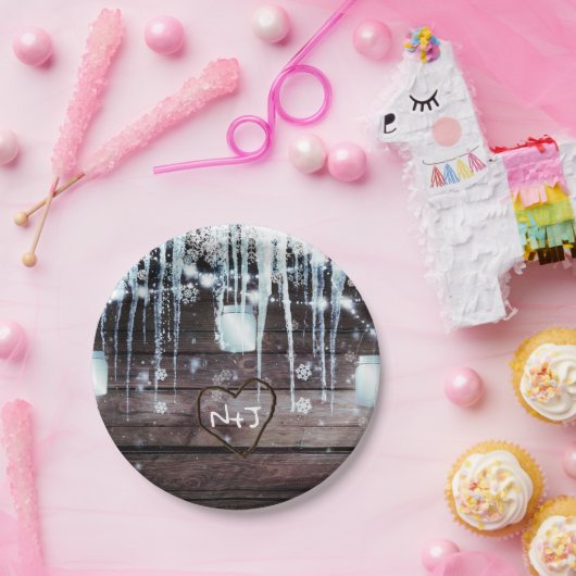 Rustikales Holzfass & Lights Winterstall Hochzeit Pappteller (Party)