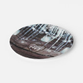 Rustikales Holzfass & Lights Winterstall Hochzeit Pappteller (Schrägansicht)