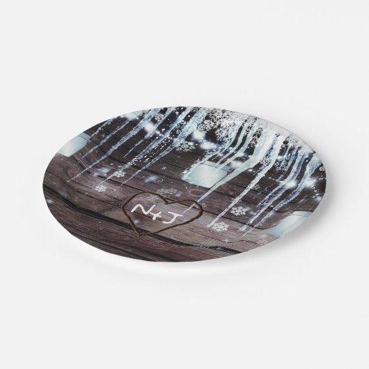 Rustikales Holzfass & Lights Winterstall Hochzeit Pappteller (Schrägansicht)