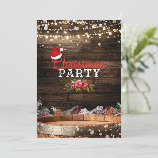 Rustikales Holzfass strahlt Winter florale Weihnac Einladung (Stehend Vorderseite)