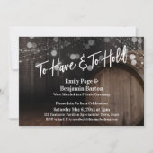 Rustikales Holzfass und Leuchten haben und halten Einladung (Vorderseite)