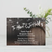 Rustikales Holzfass und Leuchten haben und halten Einladung (Stehend Vorderseite)