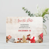 Rustikales Holzfoto mit Weihnachtsartikeln Save The Date (Stehend Vorderseite)