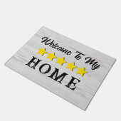 Rustikales Holzkörnchen heißt Sie auf meiner 5-Ste Fußmatte (Schrägansicht)