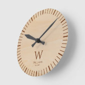 Rustikales Holzmonogramm Brauner Anfangsbuchstabe Runde Wanduhr (Winkel)