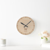 Rustikales Holzmonogramm Brauner Anfangsbuchstabe Runde Wanduhr (Zuhause)