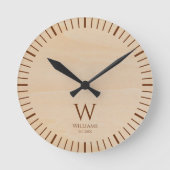 Rustikales Holzmonogramm Brauner Anfangsbuchstabe Runde Wanduhr (Vorderseite)